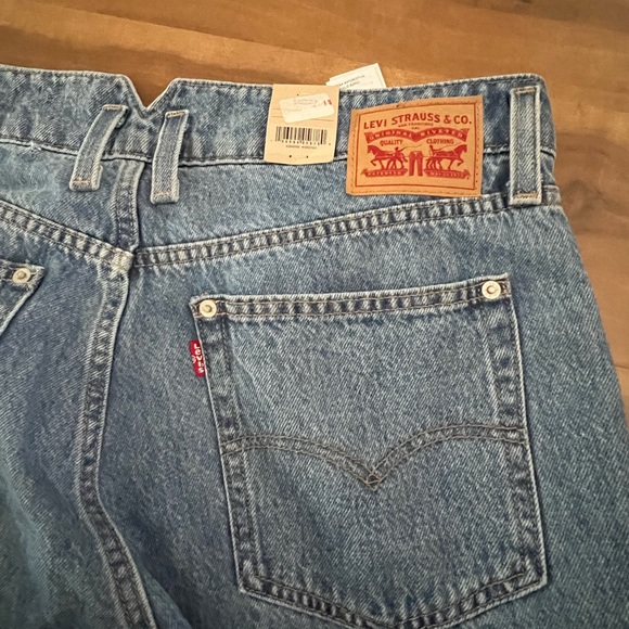 medium wash levi jeans size 32 - Picture 4 of 5